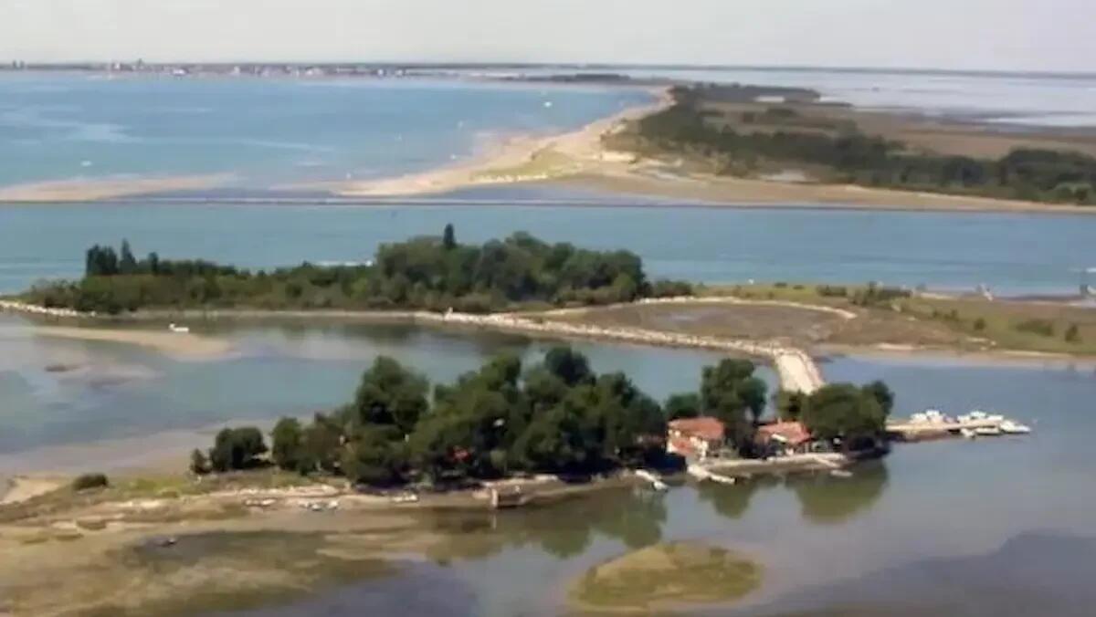 Paura al largo di Grado, un 12 metri a motore comincia ad imbarcare acqua: salvati padre e figlia -