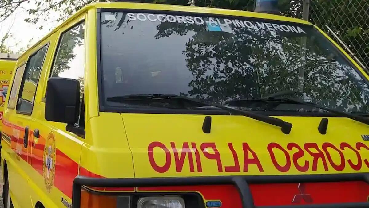 Malore in casa, la strada impervia impedisce l'arrivo dell’ambulanza: interviene il Soccorso alpino - 