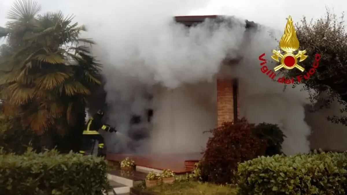Paura a Latisana, villetta avvolta dal fumo: evacuato l'uomo che si trovava nell'abitazione - 