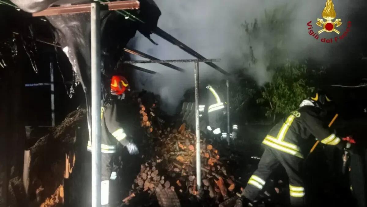 Fiamme in un ricovero attrezzi: esplode una bombola GPL, paura per la casa adiacente - 