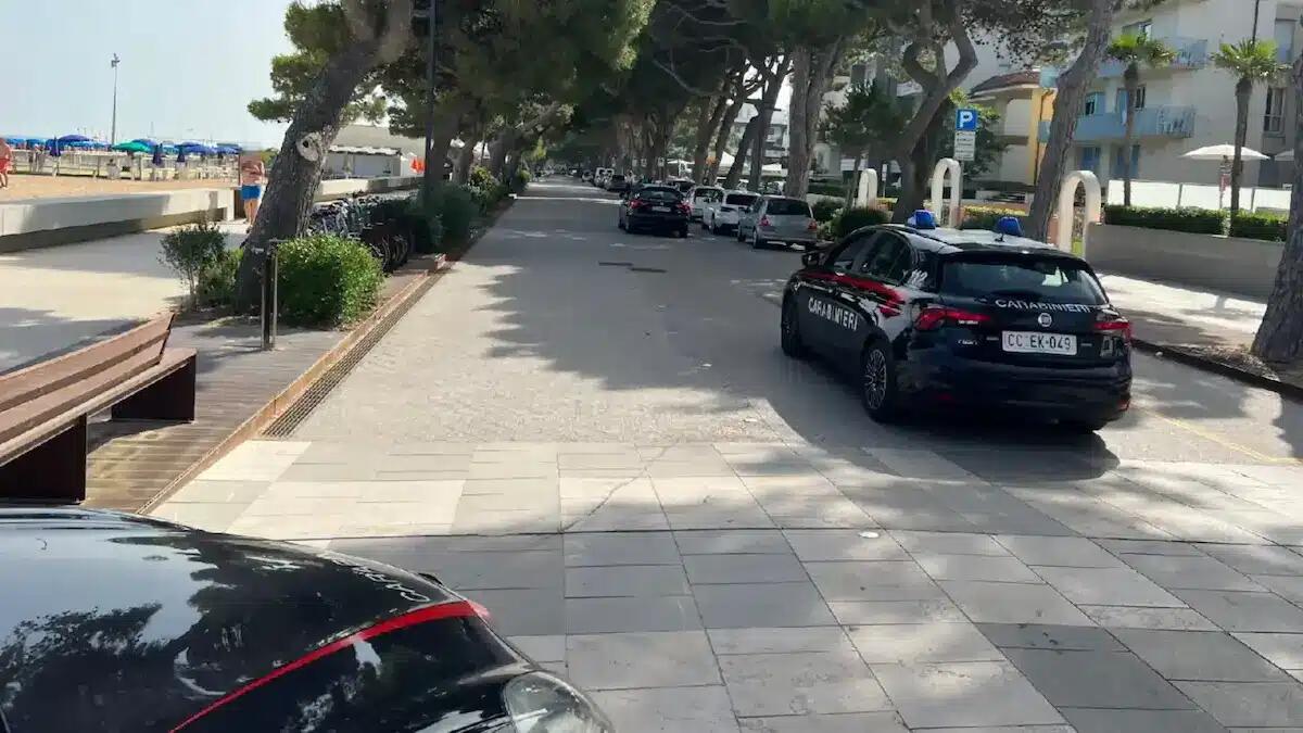 Lignano, 23enne minacciato e rapinato nella notte: stava tornando a casa dopo il turno di lavoro - 
