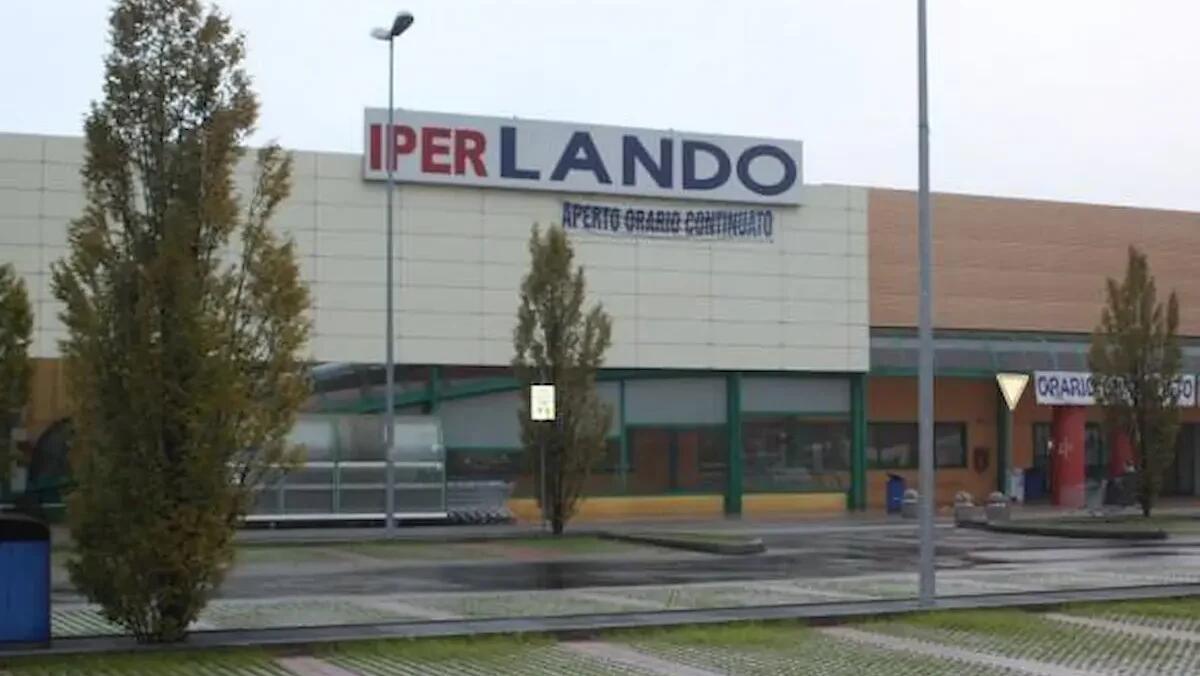 Paura all'IperLando, mendicante infastidisce i clienti, interviene la Polizia: l'uomo aggredisce un agente - 