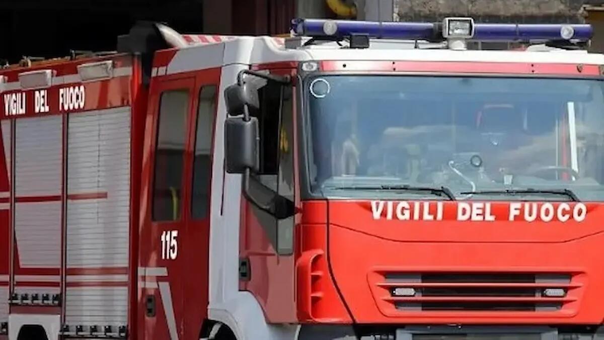 Denso fumo nero visibile a chilometri di distanza: brucia il generatore elettrico di un capannone - 