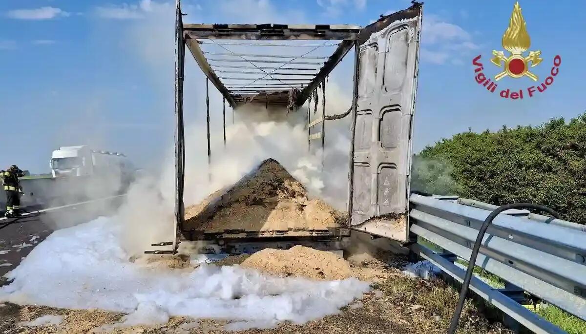Incendio camion in A4: ripristinata la circolazione, ancora presenti deviazioni e code - 
