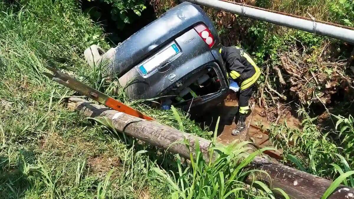 Esce di strada con l'auto e finisce nel fosso: conducente intrappolata nell'abitacolo, estratta - 