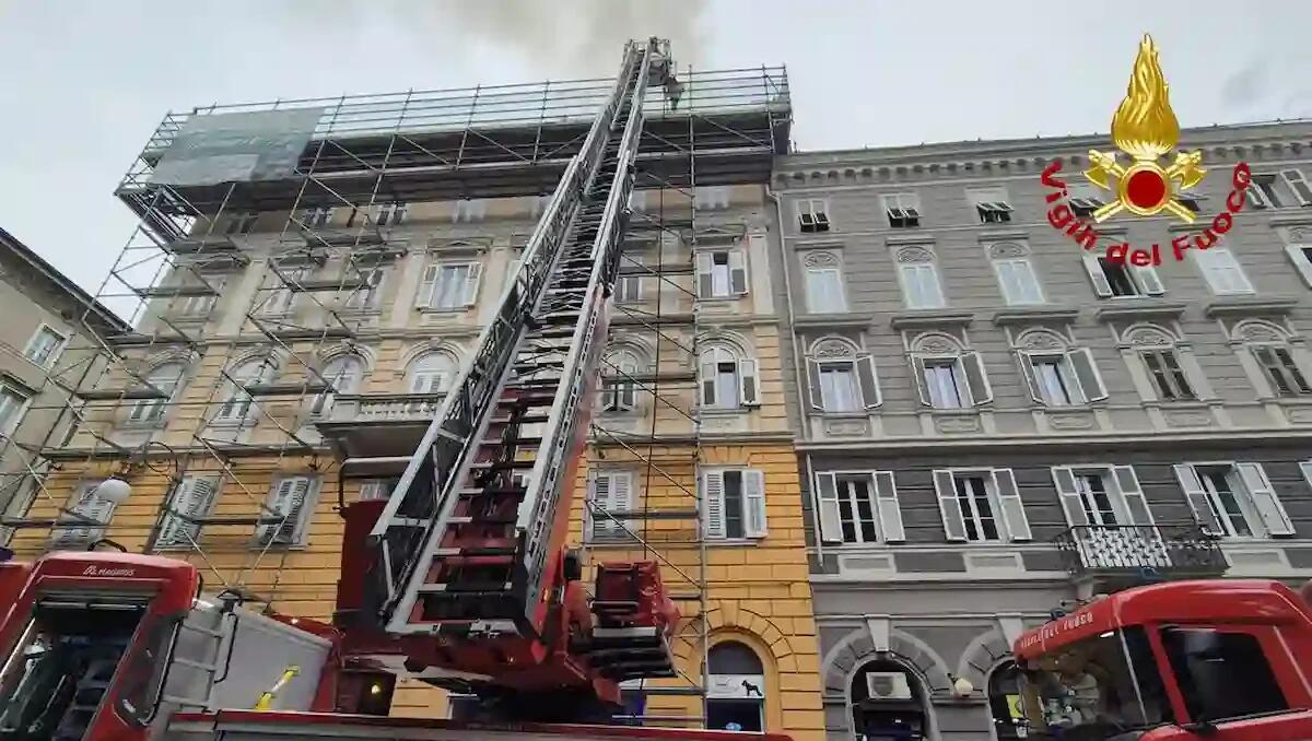 Fiamme in via Giulia a Trieste, va a fuoco il tetto di un edificio: evacuata l'intera palazzina - 