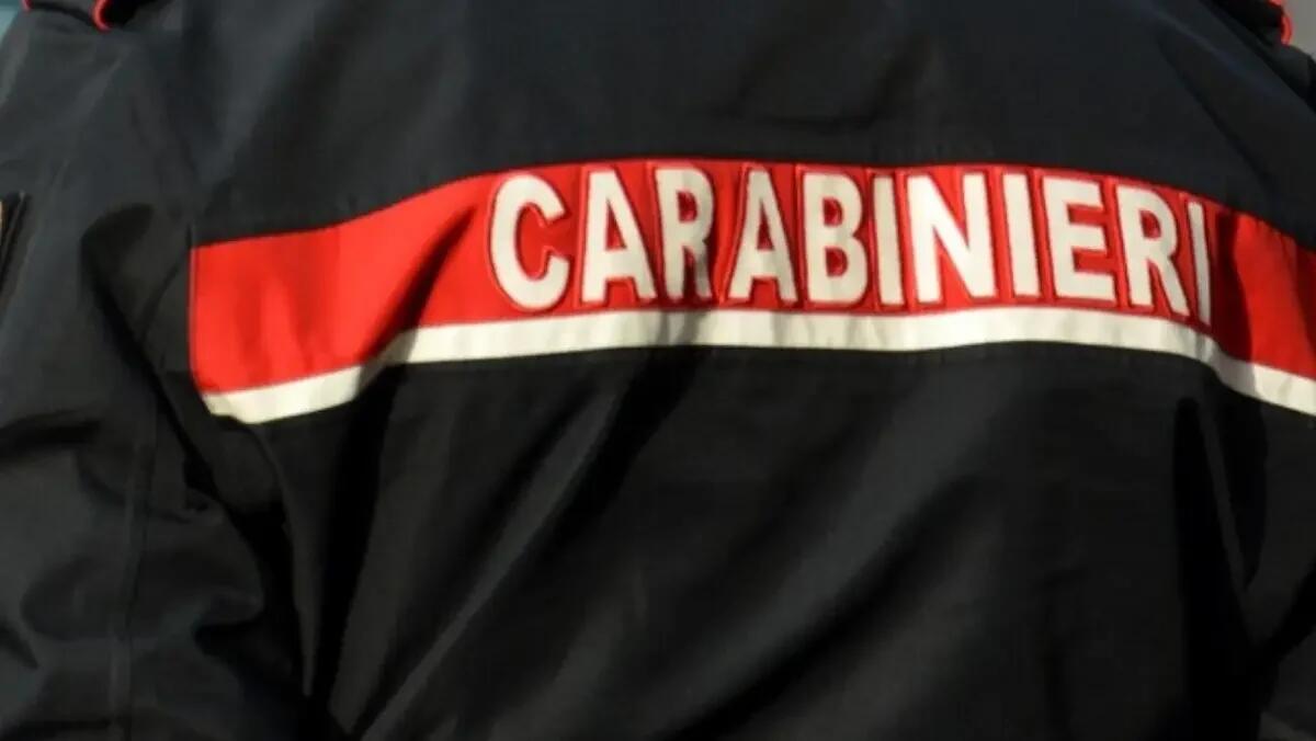 Disavventura notturna per un 38enne: un passaggio in auto a una donna finisce con furto e aggressione -