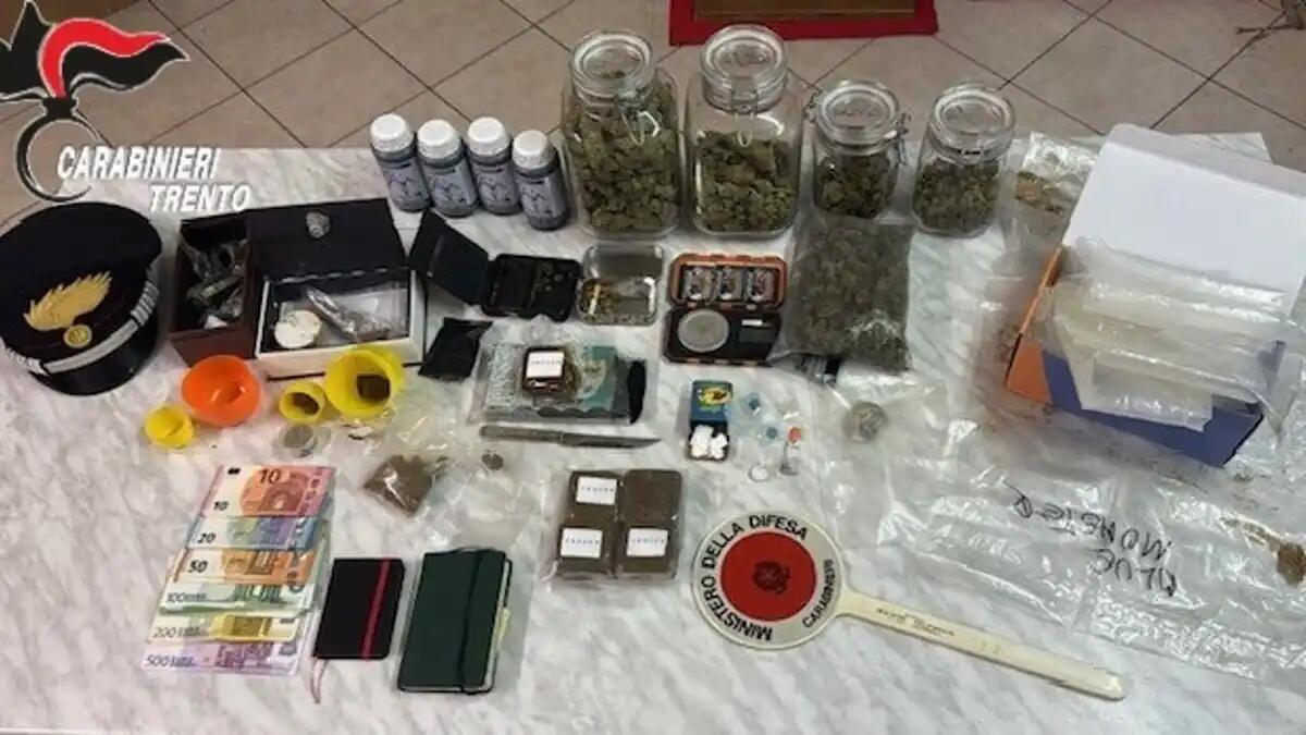 Blitz antidroga, arrestato un giovane: trovati in casa oltre 1 kg di droga e 5.600 euro in contanti - 