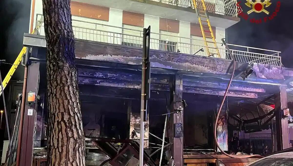 Esplosioni e fiamme in bar a Jesolo: 15 lavoratori stagionali intossicati dal fumo - 