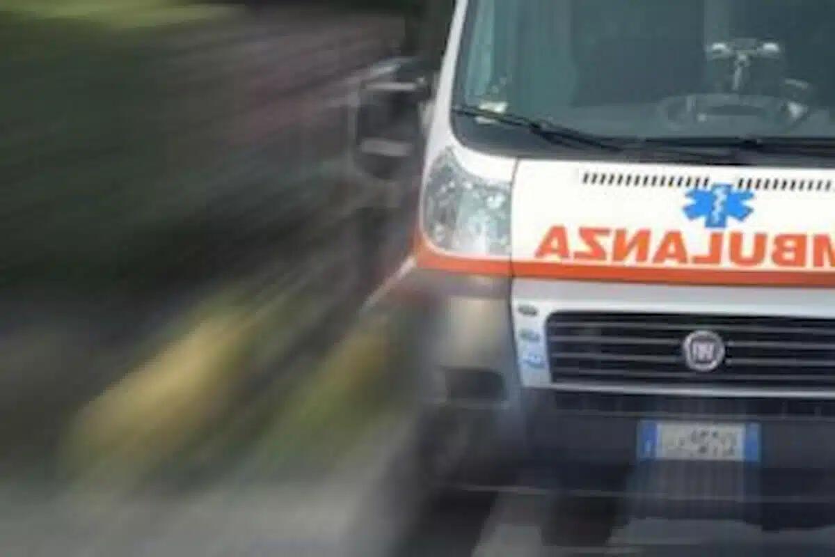 Assale l'ambulanza in transito e strappa lo specchietto retrovisore: denunciato un giovane - 