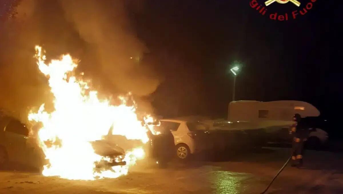 Auto a diesel in fiamme nella notte: danneggiata anche la vettura parcheggiata a fianco - 
