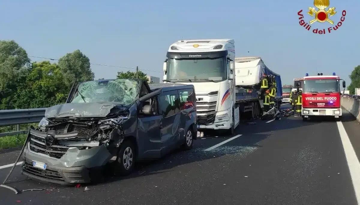 Incidente a catena sull'A4, coinvolti tre mezzi pesanti e un furgone: due persone ferite - 
