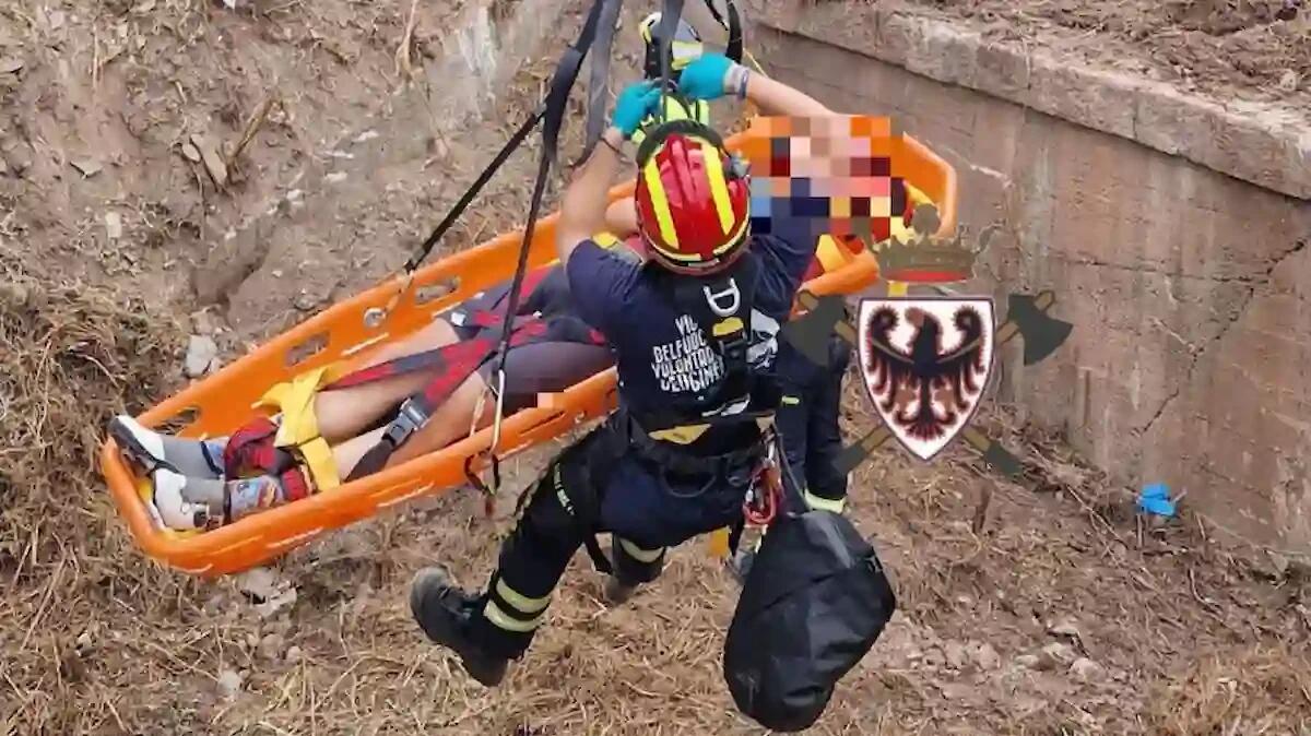 Perde il controllo della bici, fa un volo di diversi metri e finisce in una scarpata: codice rosso per un 15enne - 