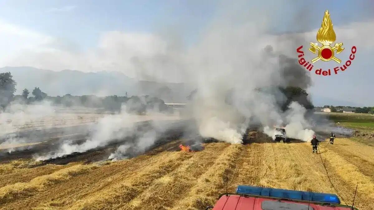 Macchinario agricolo in fiamme durante il lavoro nei campi: bruciati 800mq di terreno - 