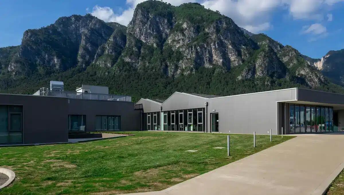 Amaro, inaugurata nuova sede di Advan Implantology: design all’avanguardia e sostenibilità al centro - 