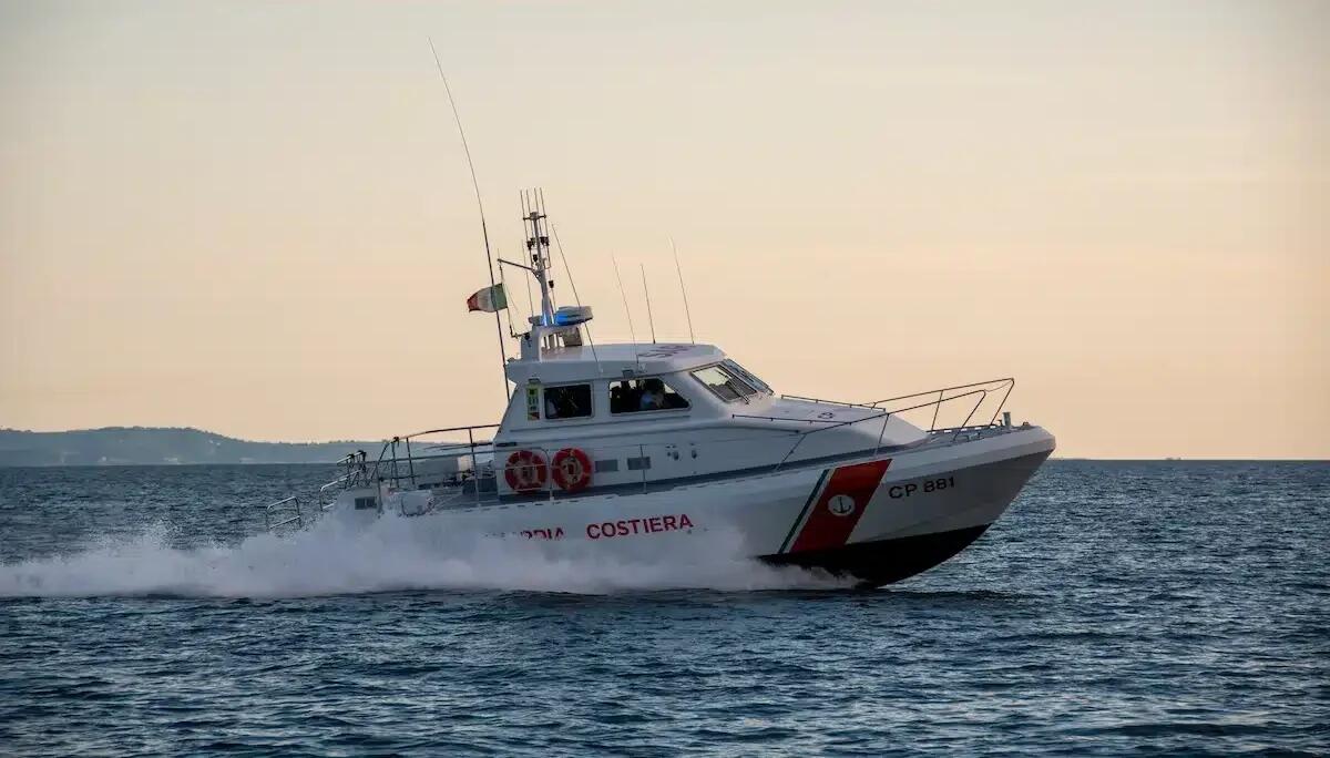 La bora gli spezza la vela, kite-surfer alla deriva: recuperato a due miglia dalla costa - 