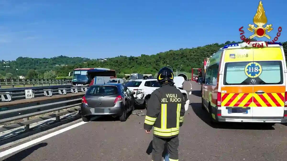 Tamponamento a catena in A4, tre auto coinvolte: traffico in tilt e un ferito - 