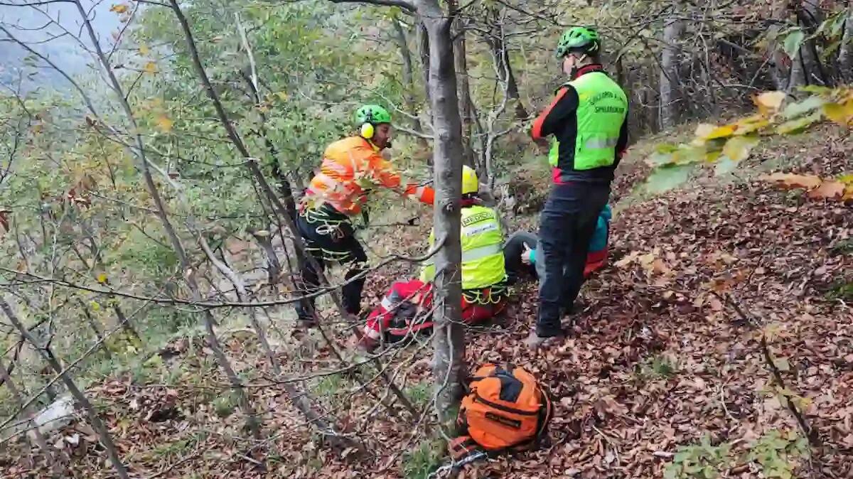 Perde l’equilibrio lungo un sentiero e cade con la bici per 20 metri: 57enne ritrovata in un torrente - 