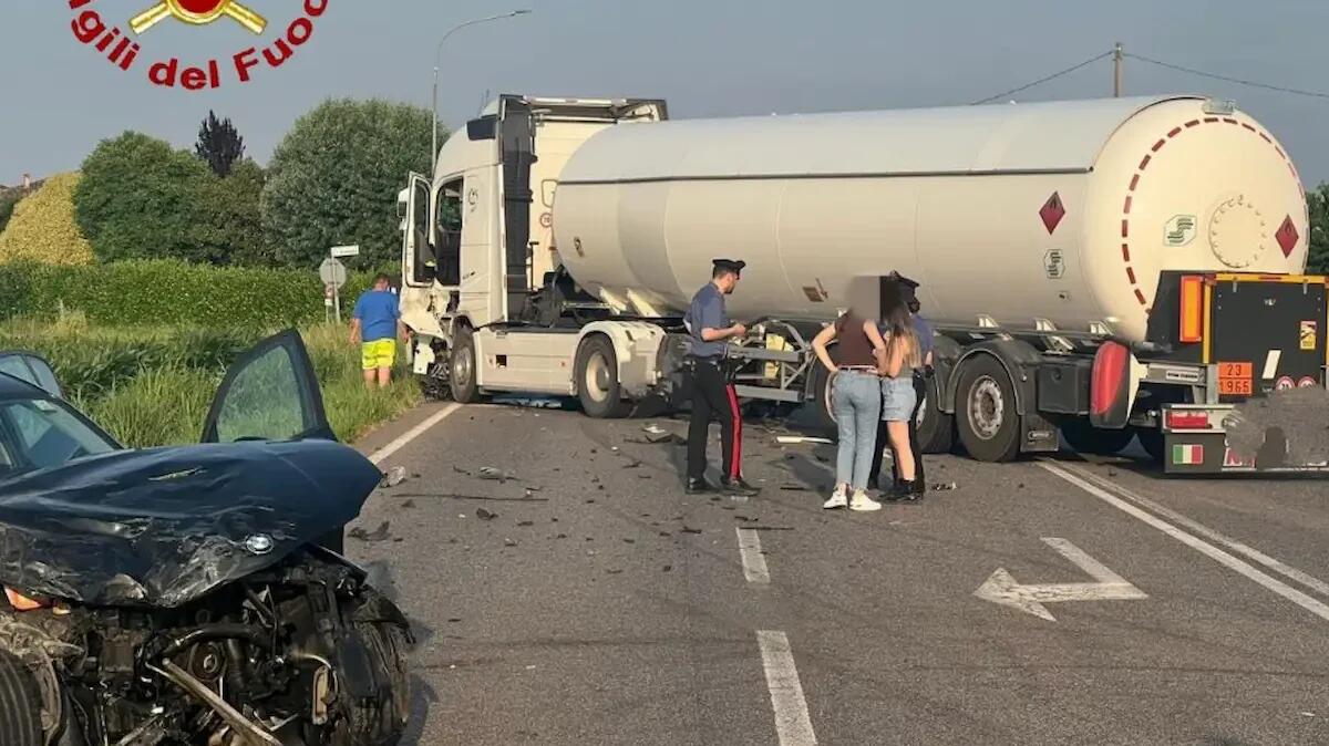 Schianto tra auto e autocisterna di GPL: due feriti estratti dalla vettura, strada chiusa per ore - 