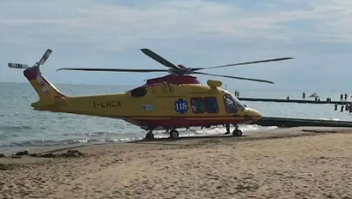 Si tuffa in mare e sbatte contro il fondale: 17enne gravemente ferito, rischia di non camminare più - 