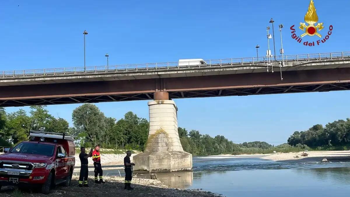 Inghiottito dal fiume: morto un pordenonese di 21 anni. Il tuffo e la corrente: cosa è successo a Dennys. - 