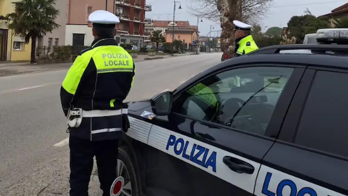 Insulta la Polizia e minaccia di far esplodere la sede del Comando: identificato l'autore su Facebook - 