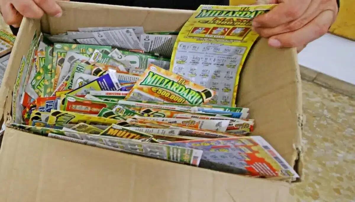 Ruba 7mila euro in Gratta e Vinci, tenta la fortuna in hotel e torna pure a riscuoterli - 