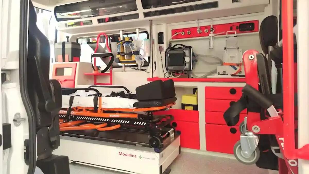 Auto contromano centra in pieno una moto, il centauro viene sbalzato a terra: è gravissimo - 
