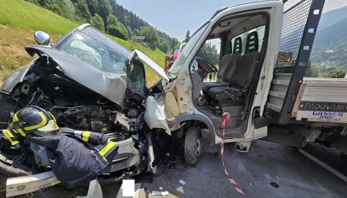 Spaventoso frontale auto-furgone: macchina vola fuori strada, occupanti intrappolati nell'abitacolo - 