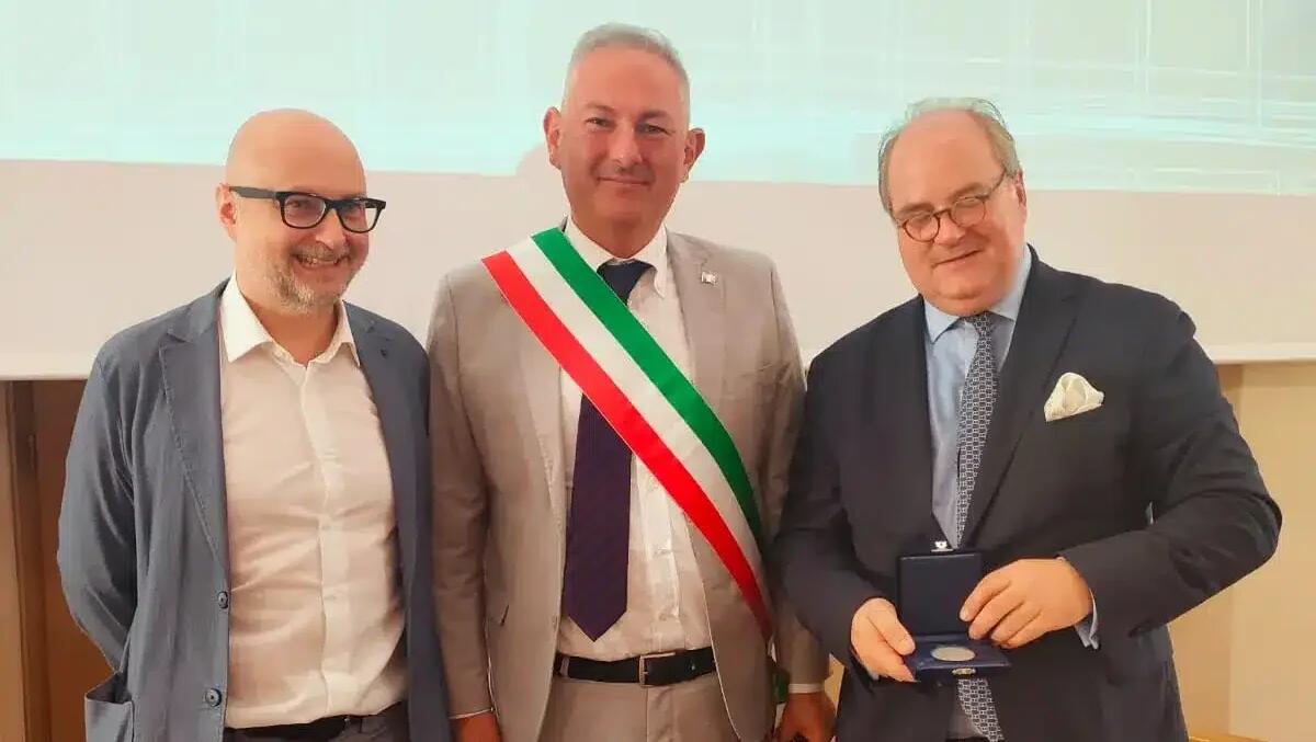 Dieci anni di GMJO a Pordenone: Sigillo della Città al sovrintendente Alexander Meraviglia Crivelli - 