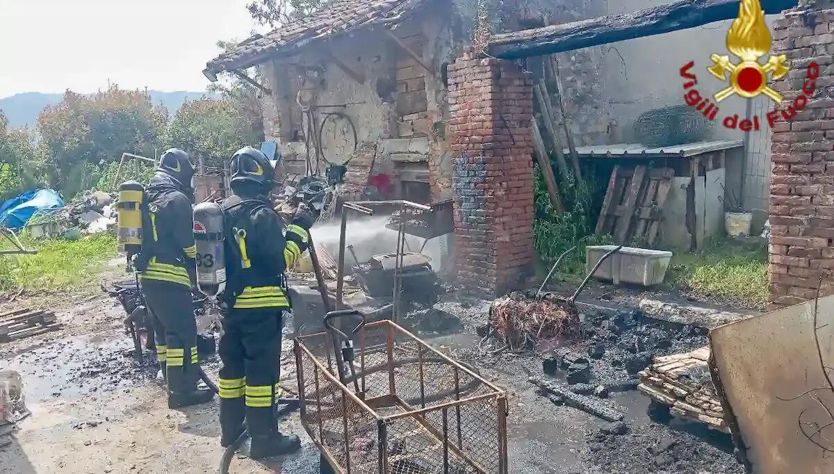 Incendio in abitazione rurale: fiamme domate prima che si propagassero al deposito -