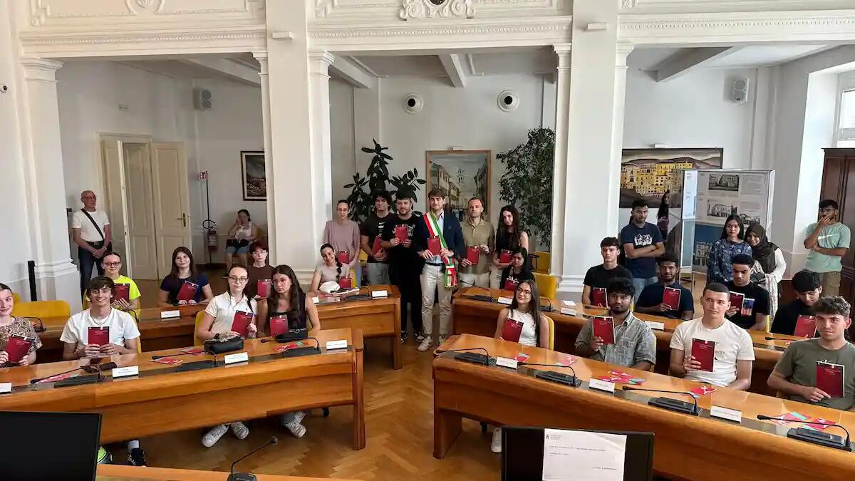 Monfalcone celebra i nuovi maggiorenni con la consegna della Costituzione italiana - 