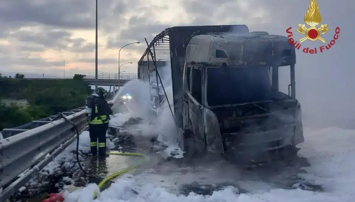 Incendio Tir in A4, necessario intervento di ripavimentazione: chiuso lo svincolo per San Stino - 