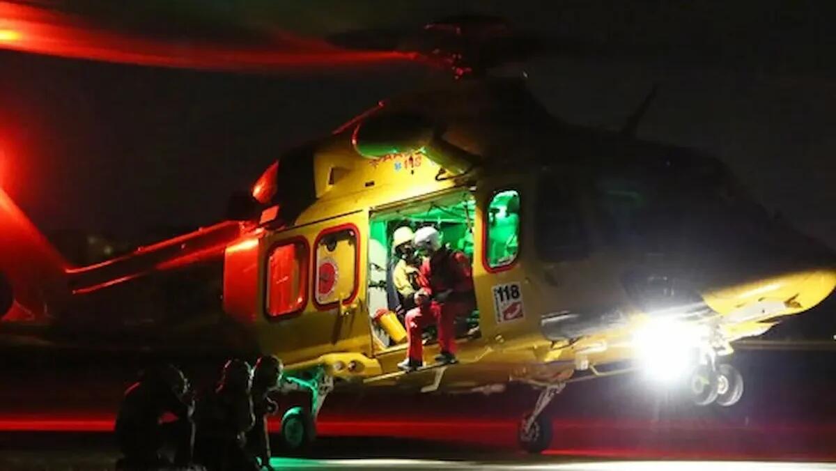 Alpinista cade durante una scalata, trauma al bacino: soccorso notturno in parete con l'elicottero - 