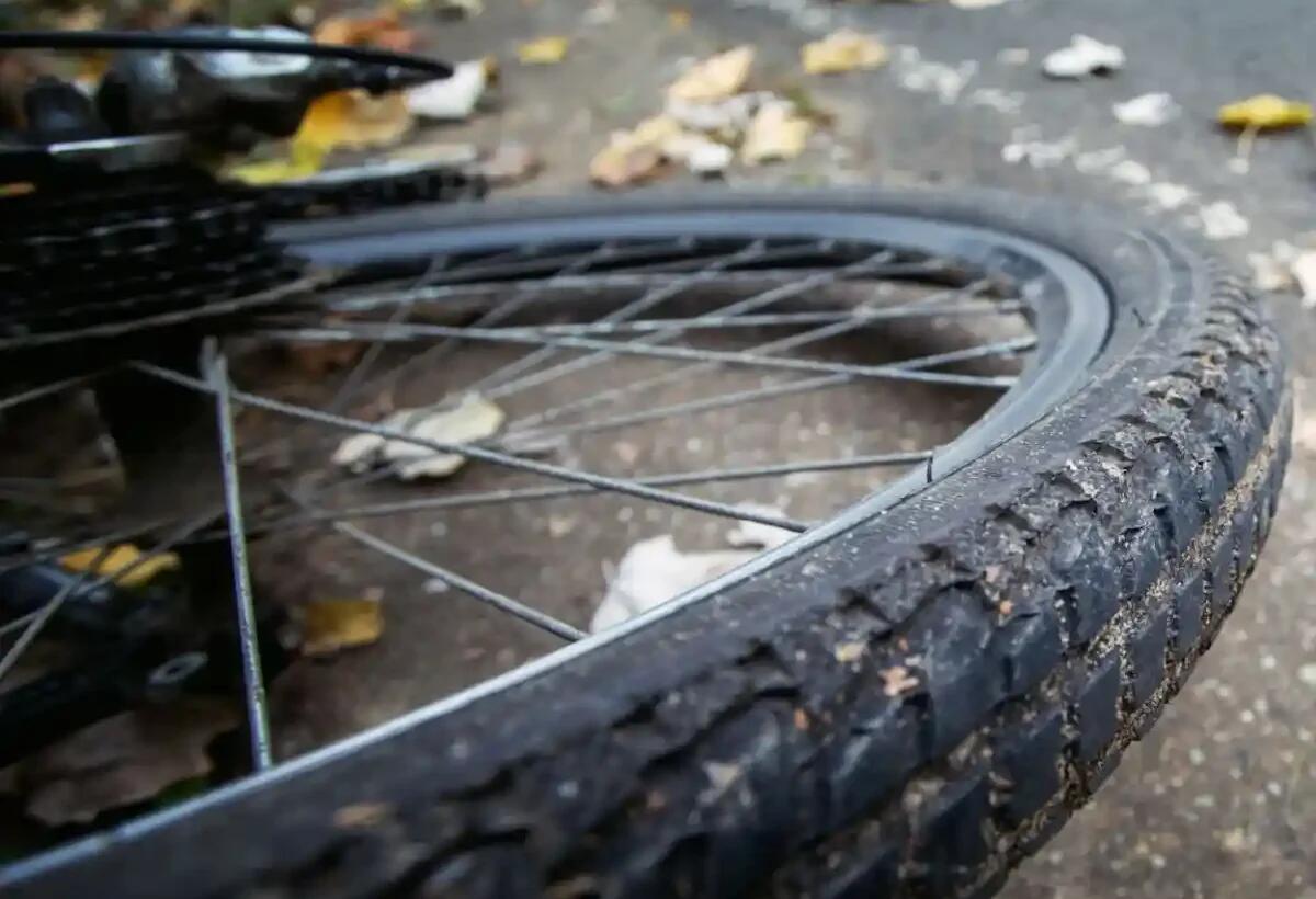 Frontale in bicicletta, un 69enne e un 14enne si scontrano: codice rosso per l'anziano - 