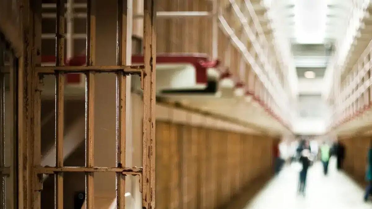 Tensione in carcere a Vicenza, un detenuto dà fuoco alla cella: sette feriti e un'intera sezione evacuata - 