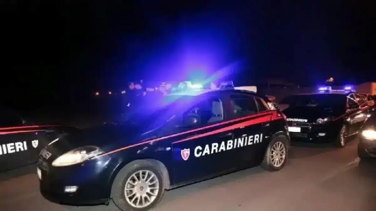 Ladra lo minaccia col coccio di bottiglia per rapinarlo: 60enne la mette fuori gioco con un calcio - 