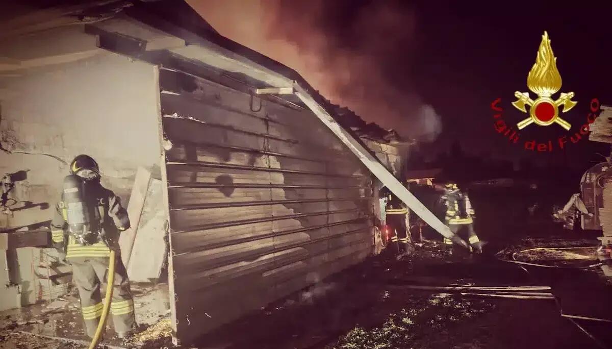 Incendio in un ricovero attrezzi nella notte: fiamme spente prima che arrivassero alla casa - 