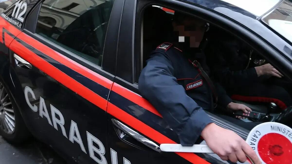 Tampona un'auto e fugge, identificato dai Carabinieri: denunciato automobilista 60enne - 
