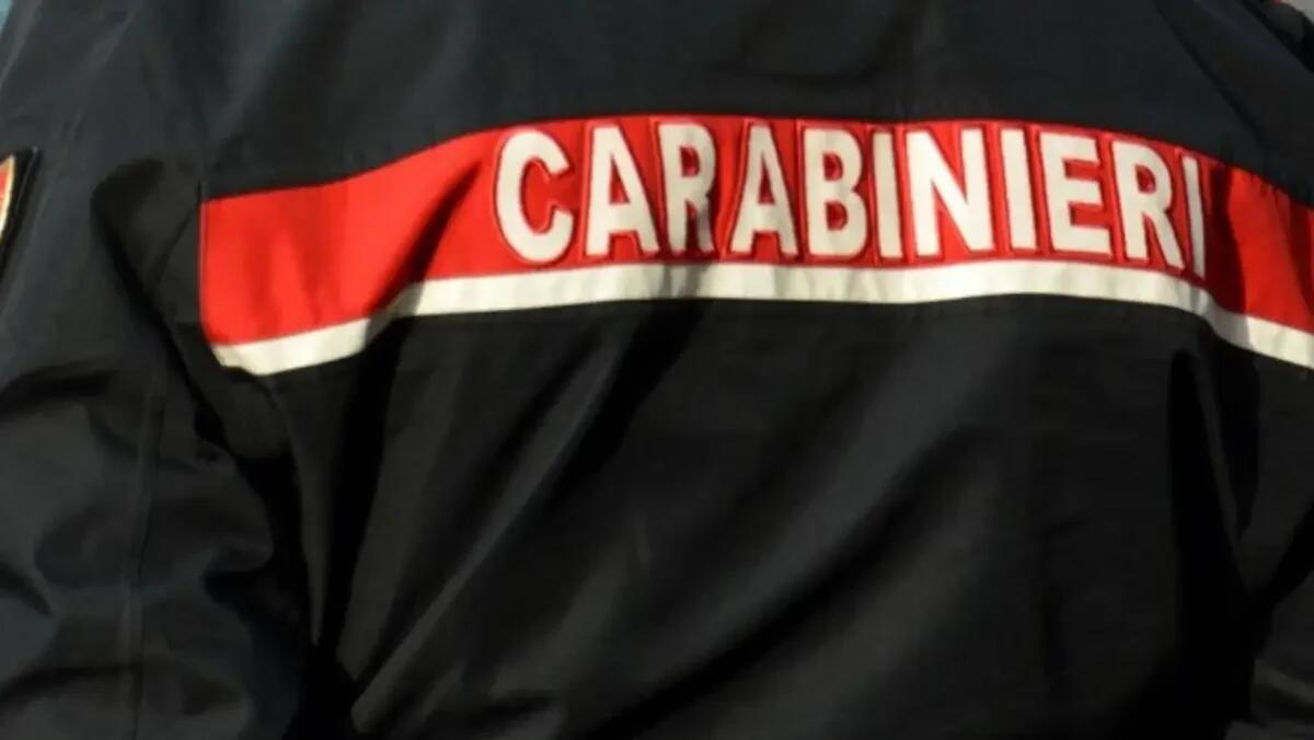 Minaccia di lanciarsi nel vuoto, determinante il colloquio con un Carabiniere: l'uomo desiste - 