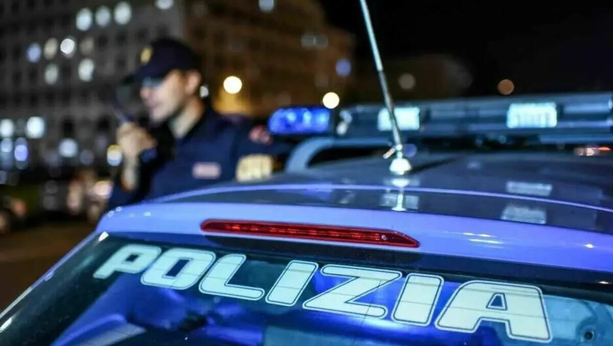 20enne accoltellato in pieno centro: è grave. La lite, le pugnate e il sangue sull'asfalto: cosa è successo. - 
