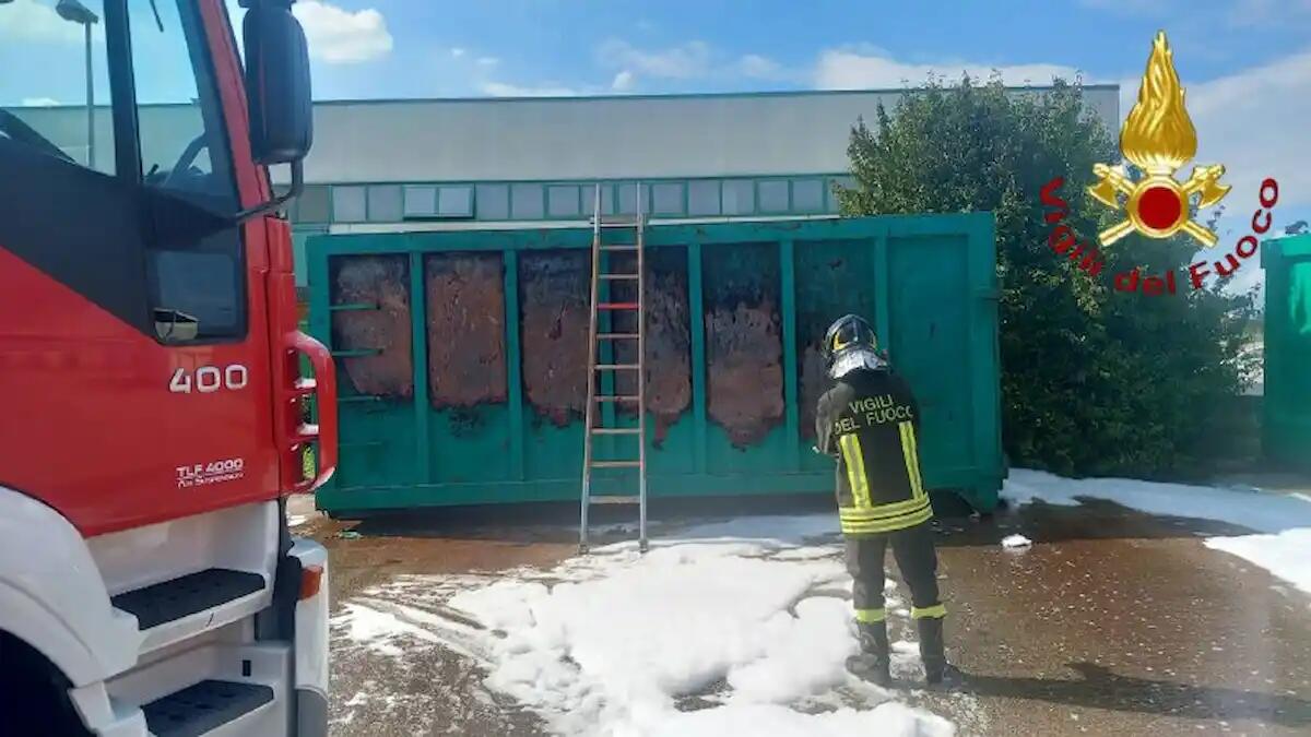 Incendio nella zona industriale, fiamme dal container dei rifiuti cartacei: paura per le auto parcheggiate -