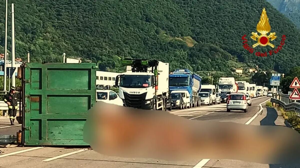 Container si ribalta nel mezzo della carreggiata: frattaglie e carcasse si riversano sulla strada - 