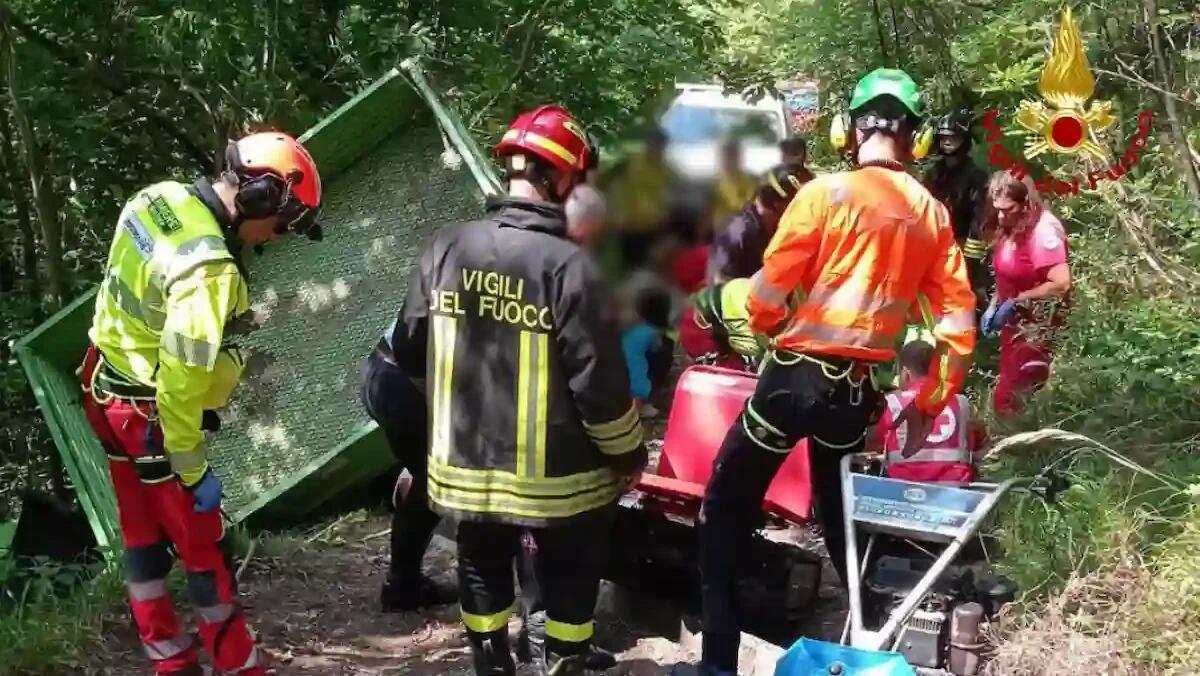 Incidente agricolo a Dogna, trattore precipita lungo un pendio nei boschi: ferito il conducente - 