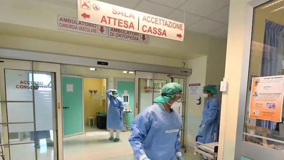 Paura al pronto soccorso, un uomo ubriaco perde le staffe: aggredisce un'infermiera e un vigilante - 
