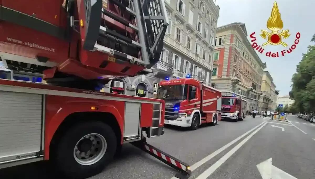 Palazzina in fiamme a Trieste: un bambino e un neonato tra gli 11 intossicati, grave un anziano - 