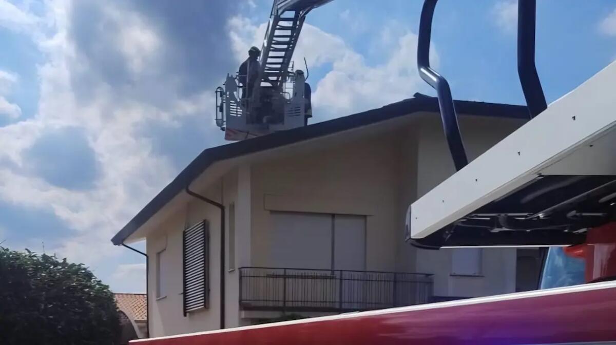 Pannelli fotovoltaici in fiamme sul tetto: i pompieri salvano la casa - 