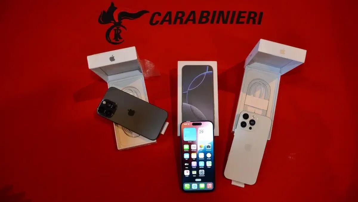 Vendono iPhone a prezzi vantaggiosi in pieno centro, ma sono falsi: denunciati tre romeni -