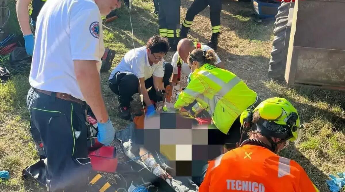 Si ribalta con il trattore e rimane schiacciato contro un albero di olivo: grave un 28enne -