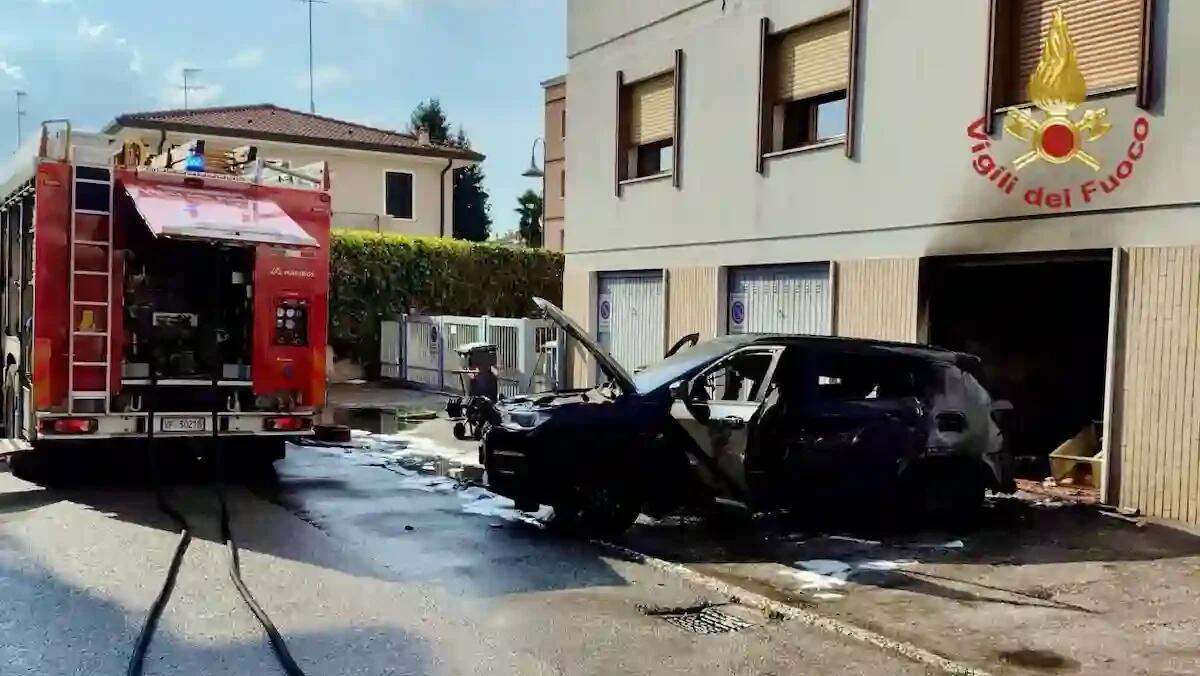 Denso fumo nero fuoriesce da un garage, auto ibrida prende fuoco: evacuata la palazzina -